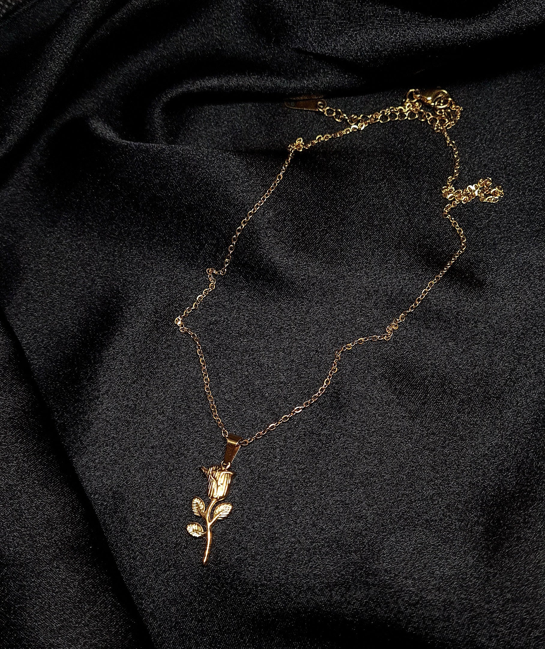 Elegant gold chain Aster necklace featuring a delicate flower pendant