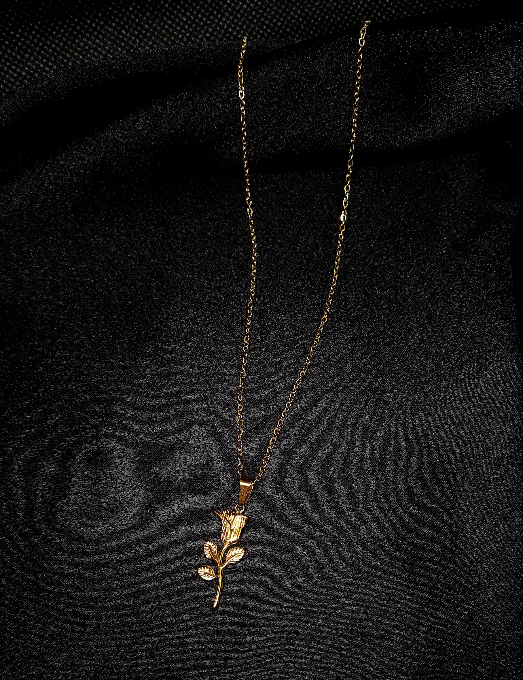 Elegant gold chain Aster necklace featuring a delicate flower pendant
