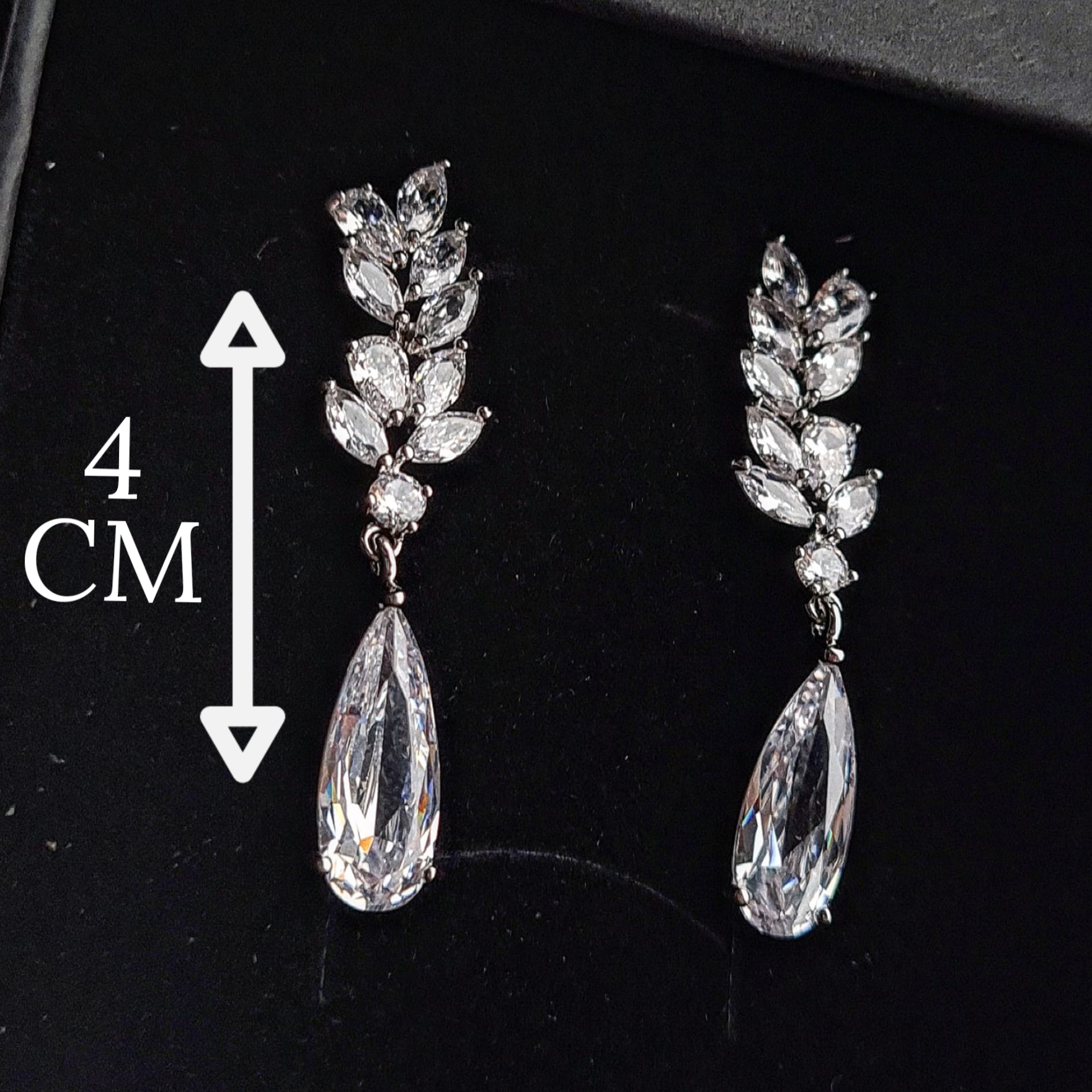 Lightweight and comfortable, the Ari earrings add beauty to any outfit