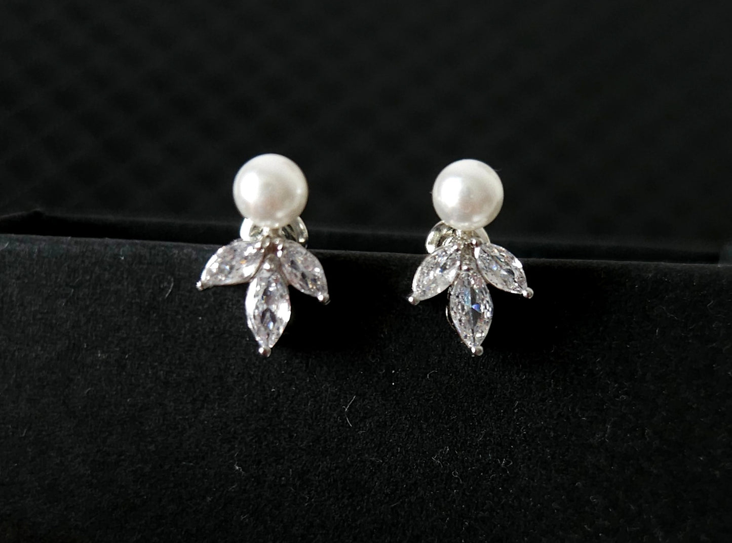 A stunning cubic zirconia and pearl jewelry set featuring a beautifully crafted necklace and matching earrings, perfect for weddings, parties, or any special occasion.