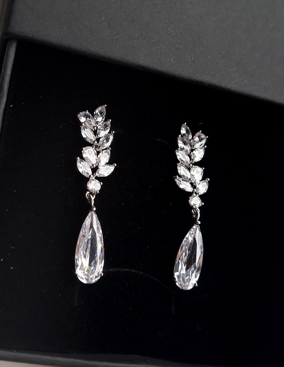 Lightweight and comfortable, the Ari earrings add beauty to any outfit