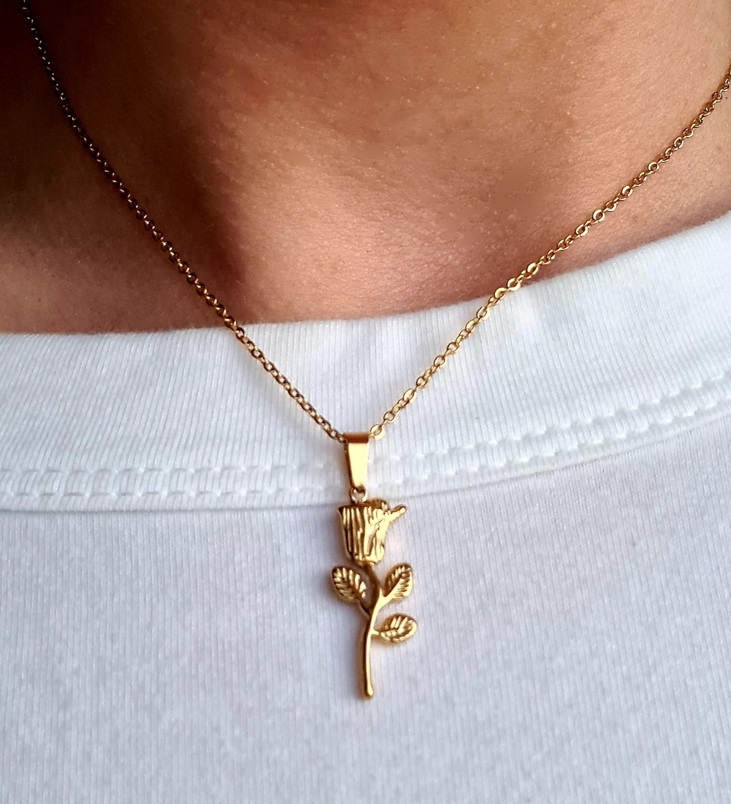 Elegant gold chain Aster necklace featuring a delicate flower pendant