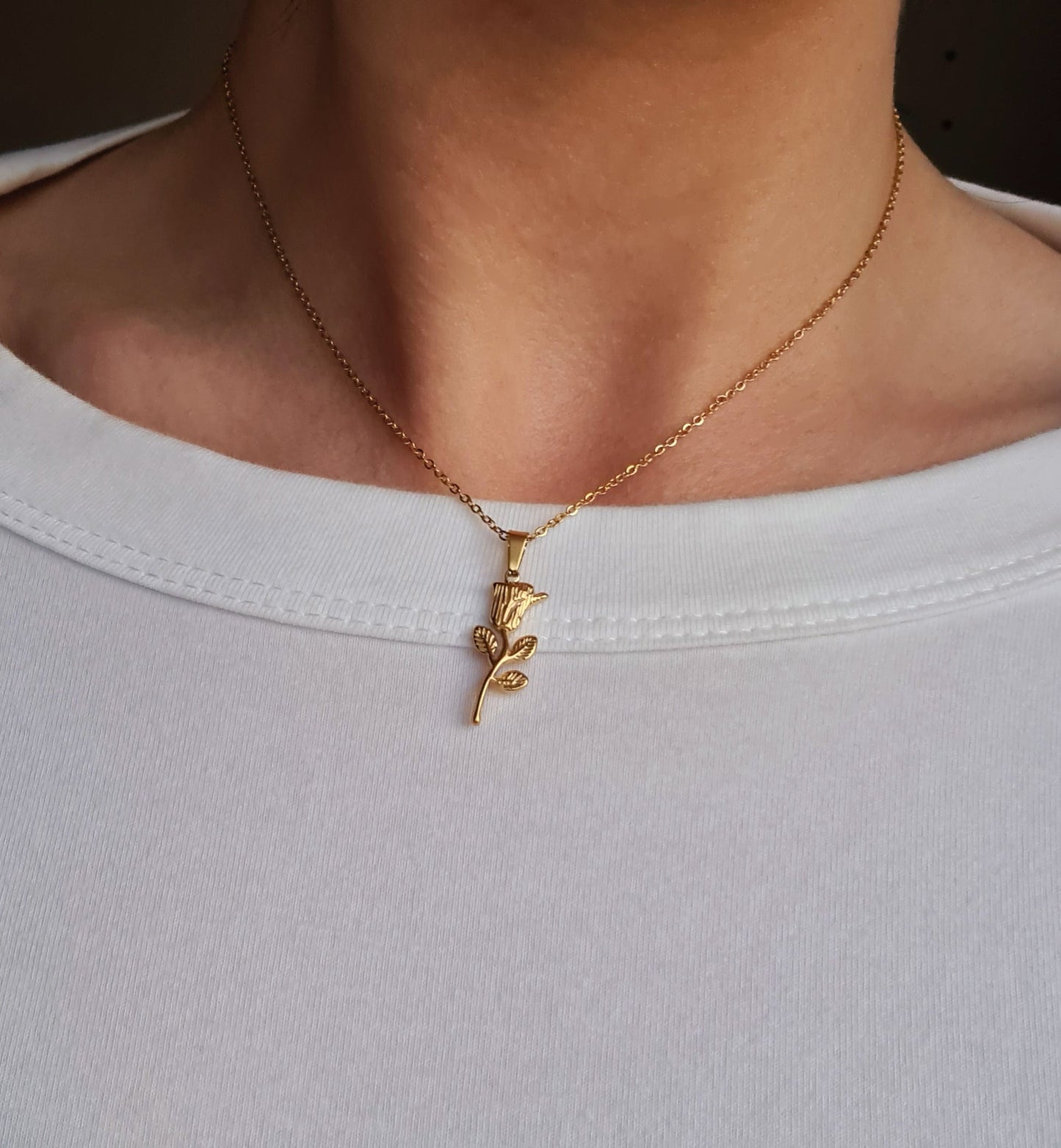 Elegant gold chain Aster necklace featuring a delicate flower pendant