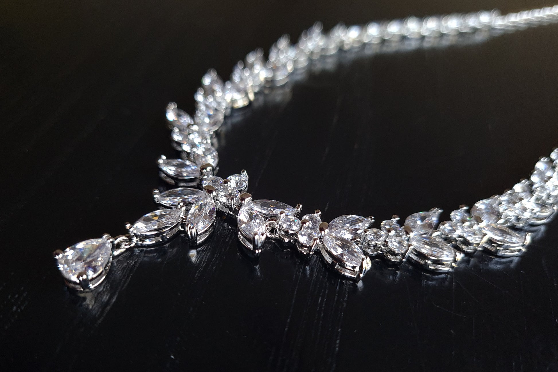 Timeless and sophisticated Cyrine Necklace in silver with a water drop shape, adorned with exquisite cubic zirconia stones, 42 cm in length