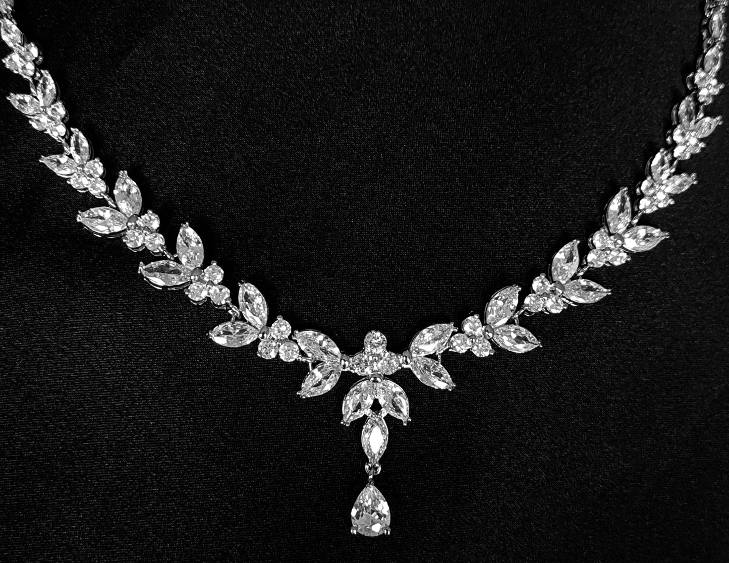 Timeless and sophisticated Cyrine Necklace in silver with a water drop shape, adorned with exquisite cubic zirconia stones, 42 cm in length