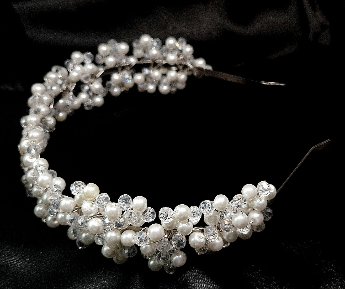 Elegant crystal headband, "Alina Hairband" adds timeless beauty to your wedding day.