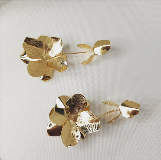Gold flower dangle drop earrings