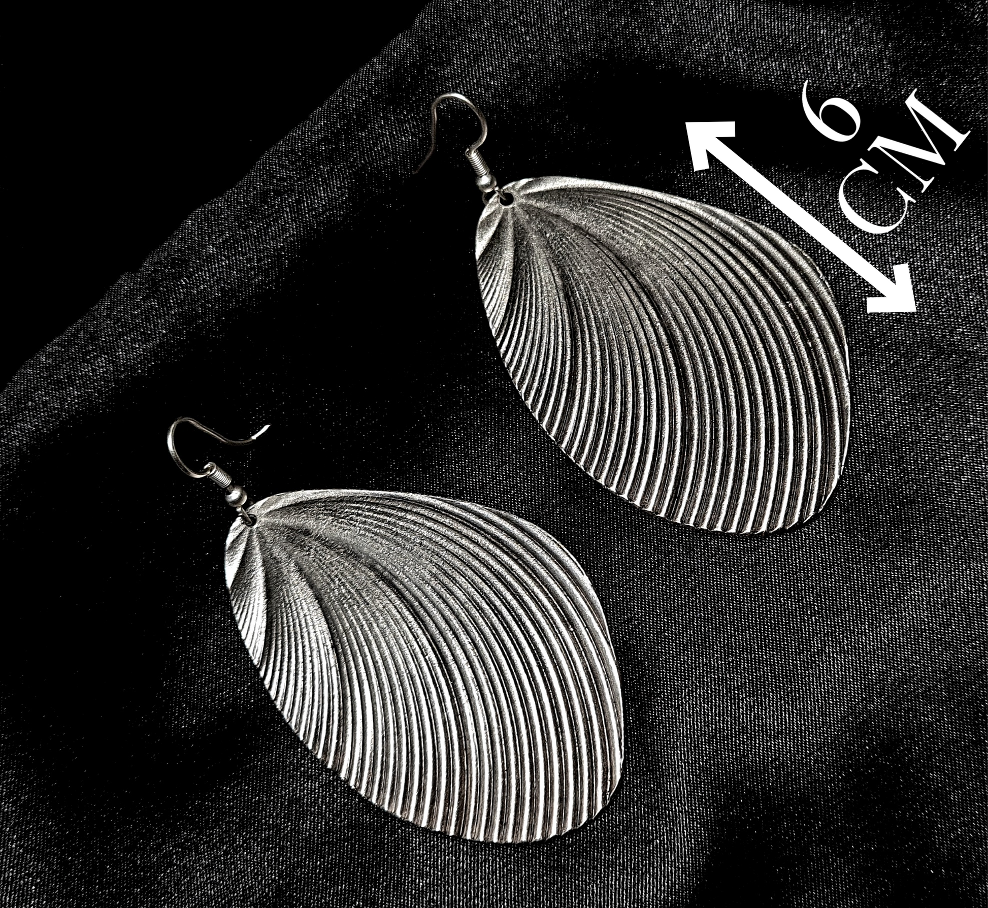 A technical product view of the La Pasión silver pleated earring on a black background with overlay measurements. The dimensions show a height of 6.00 cm (2.5 inches)
