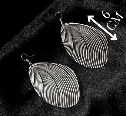 A technical product view of the La Pasión silver pleated earring on a black background with overlay measurements. The dimensions show a height of 6.00 cm (2.5 inches)