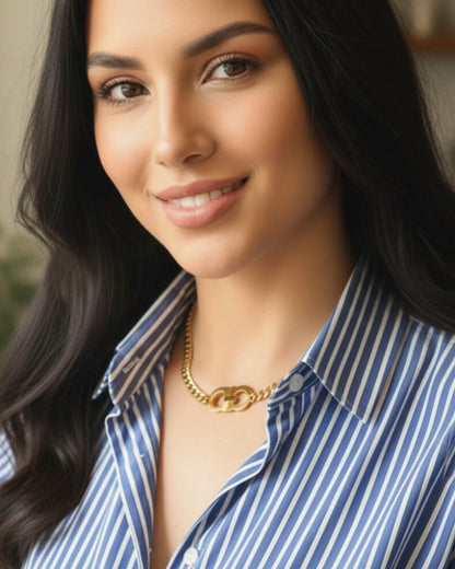 A detailed close-up of the Natalie necklace highlighting the mesmerizing brilliance of the gold-finish links and the premium craftsmanship of the La Pasion Glam collection.