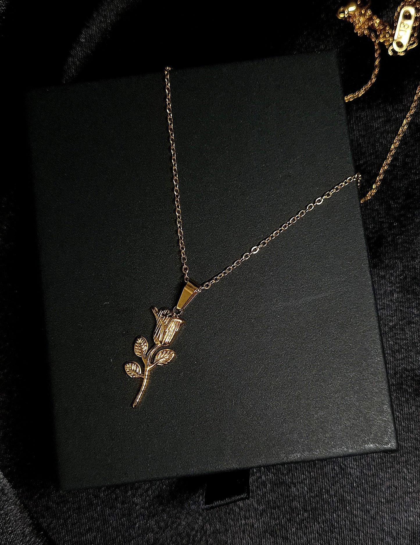 Elegant gold chain Aster necklace featuring a delicate flower pendant
